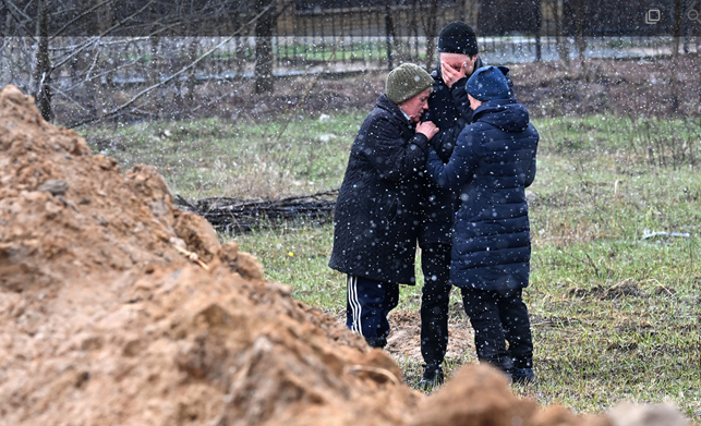 Here’s what a CNN team on the scene of a mass grave in the Ukrainian town of Bucha saw 