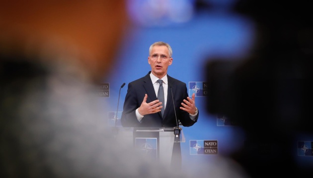 Stoltenberg calls on NATO members to provide offensive arms to Ukraine