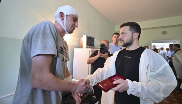 Zelensky visits wounded defenders in Odesa region