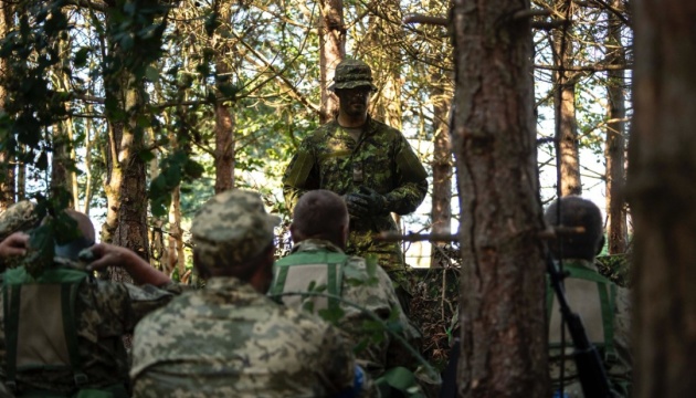 Canadian military teach Ukrainian recruits camouflage, concealment skills