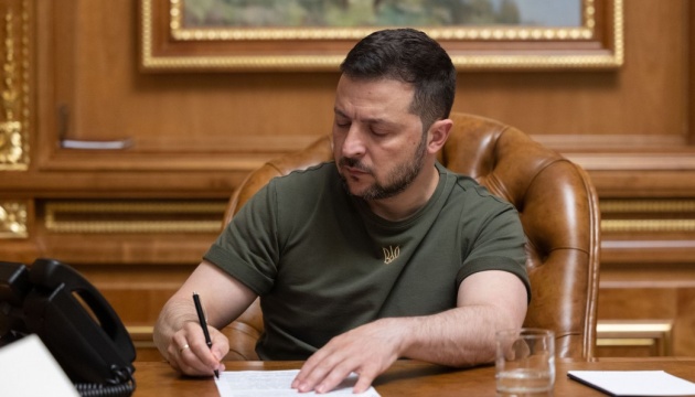 Zelensky awards Hero of Ukraine title to 35 defenders