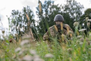 Canadian military show training of Ukrainian sappers